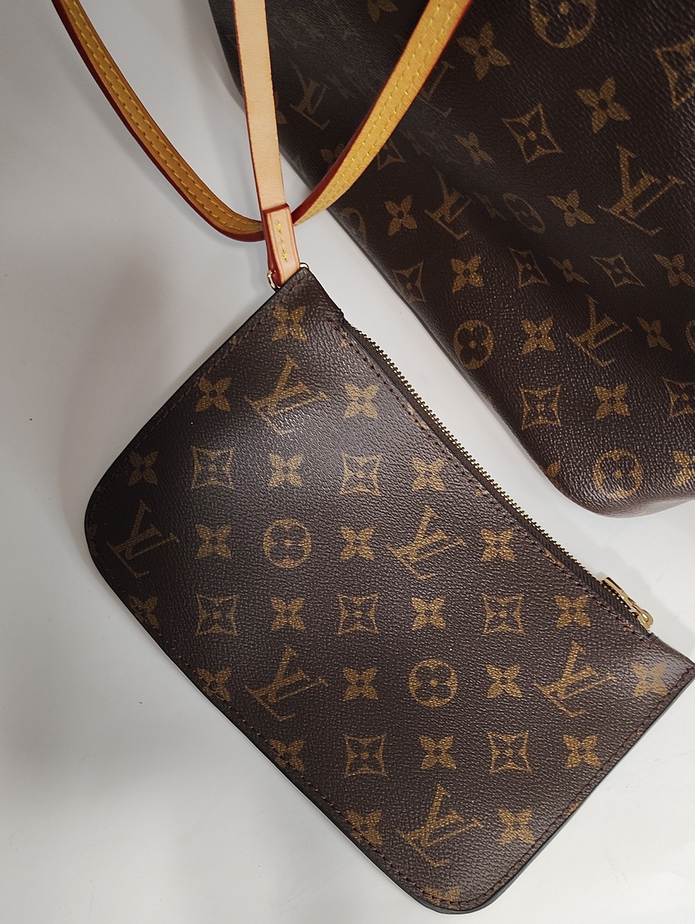 DUPE: NOT Authentic LV Neverfull Tote w/ Wallet                      M - Picture 10 of 13